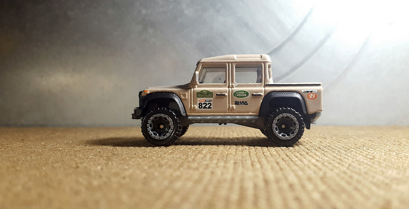 Illustration for article titled A beige Land Rover